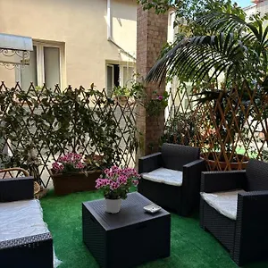 Apartment Infinity, Neapel